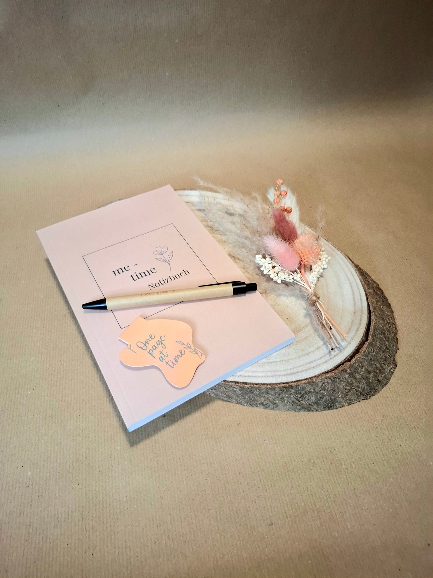 Notizbuch mit floralen Akzenten, Bundle bestehend aus Buch, Stift und magnetischem Lesezeichen